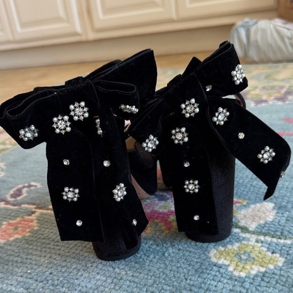 Antonio Melani by Nicola Bathie Black Velvet Heels with Bow - Picture 7 of 8